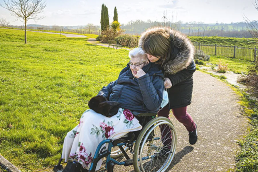 personne handicapée en fauteuil 