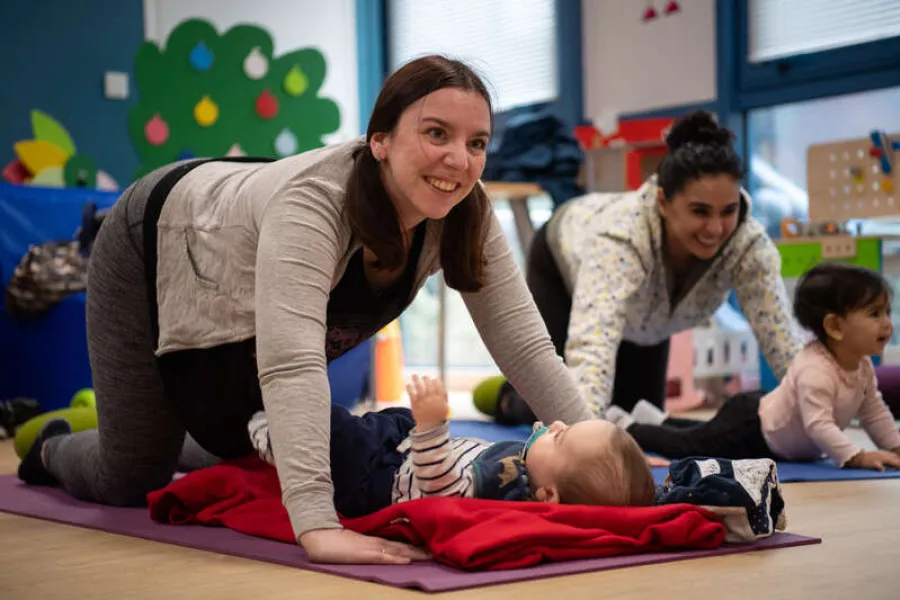 Femme faisant du yoga avec son bébé