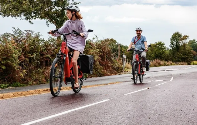 Des vélos électriques du Département d'Ille-et-Vilaine sur une piste cyclable