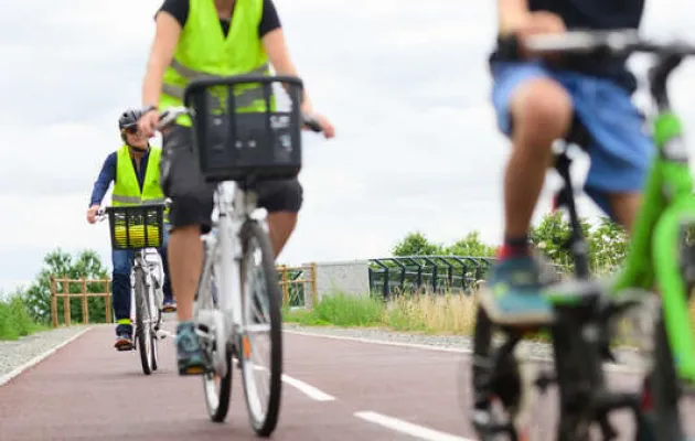 cyclistes sur une piste cyclable