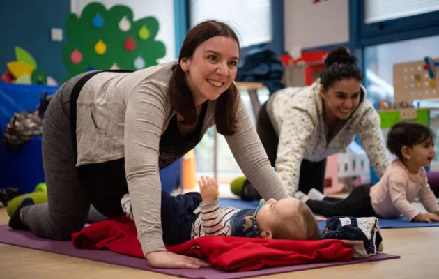 Femme faisant du yoga avec son bébé