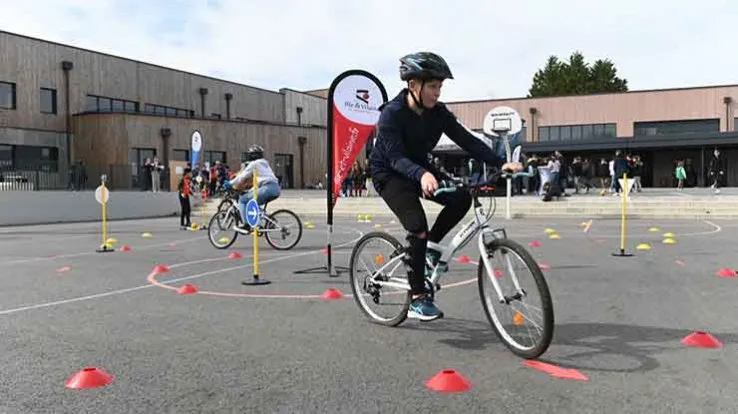 collégien à vélo