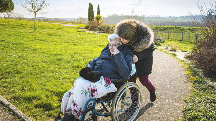 personne handicapée en fauteuil