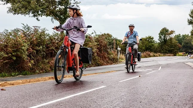 Des vélos électriques du Département d'Ille-et-Vilaine sur une piste cyclable