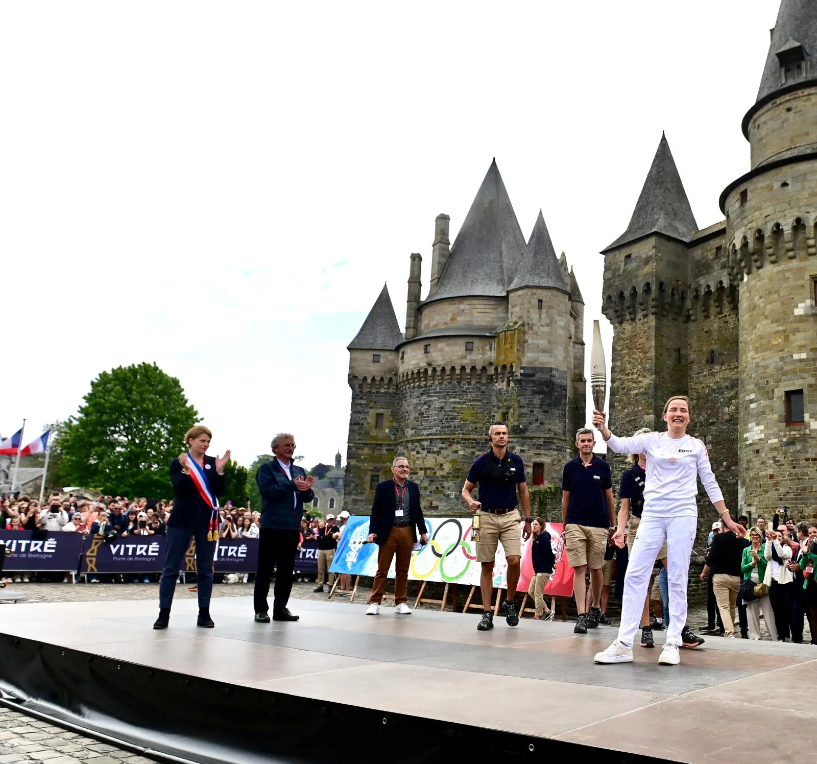 Arrivée de la flamme devant le château de Vitré