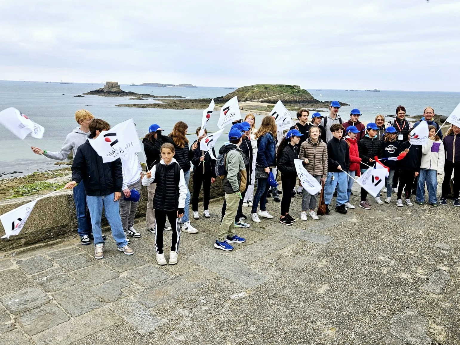 Collégiens et collégiennes devant le Grand Bé à Saint-Malo