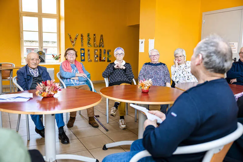 personnes âgées réunies autour d'une table