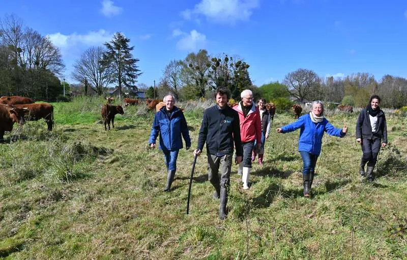 agriculteurs dans un champ