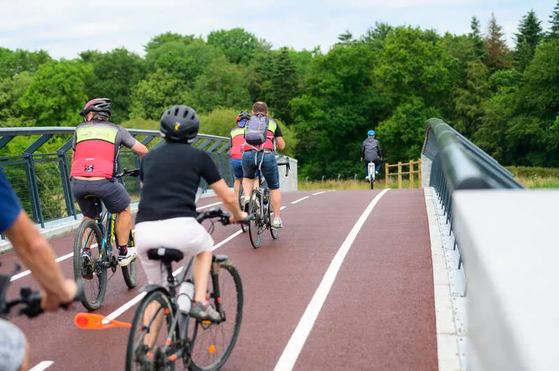 cyclistes sur une piste cyclable