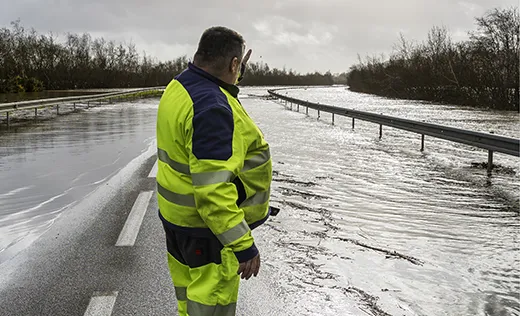 agent et route inondée