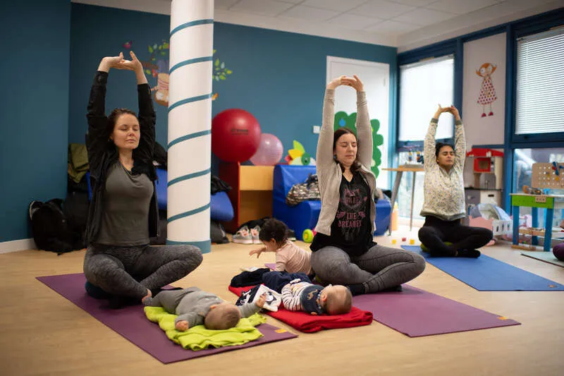 Femmes faisant du yoga avec leur bébé