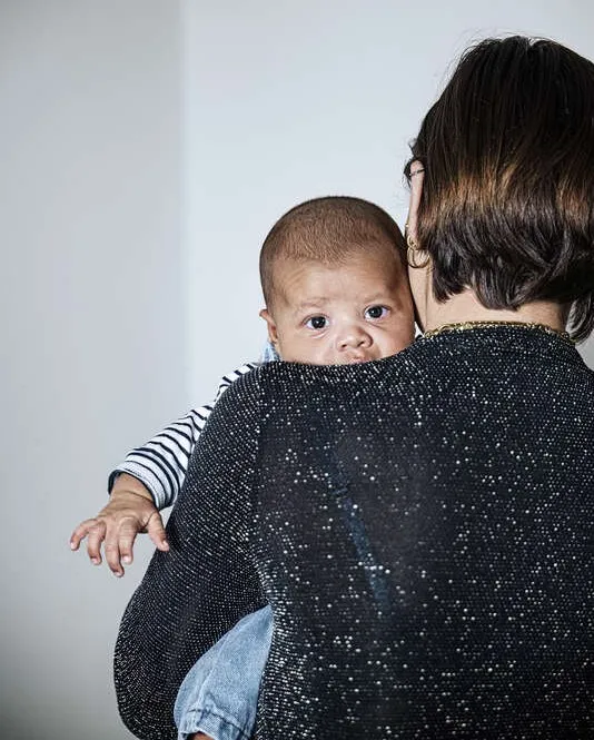 maman de dos avec son bébé